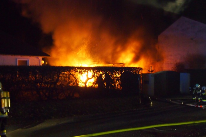 2 Fahrzeuge durch Brand in Carport vernichtet – Wohnhaus gerettet!