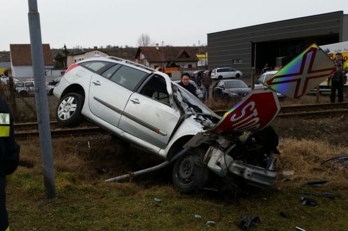 PKW gegen Zug der Kamptalbahn – 1 Schwerverletzter