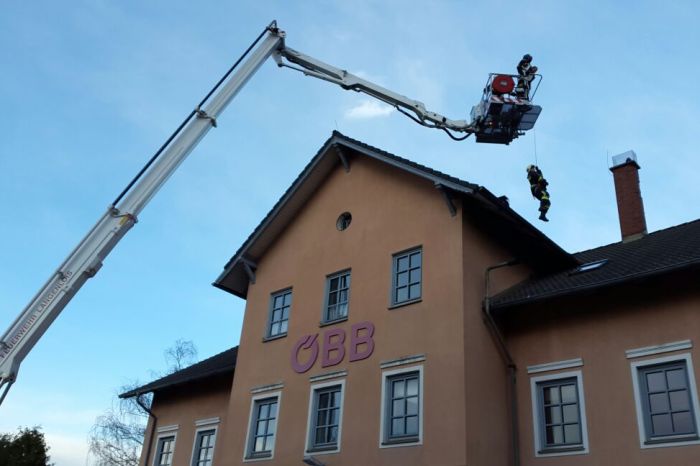 02.04.2015 – Hubsteigereinsatz am Bahnhof Hadersdorf