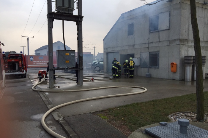 Feuerwehren des Abschnittes übten im Brandhaus Tulln