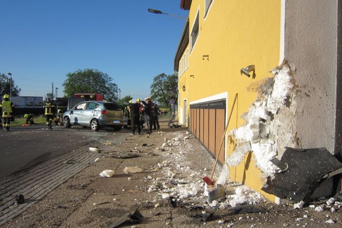 Verkehrsunfall in Hadersdorf / PKW gegen Hausmauer