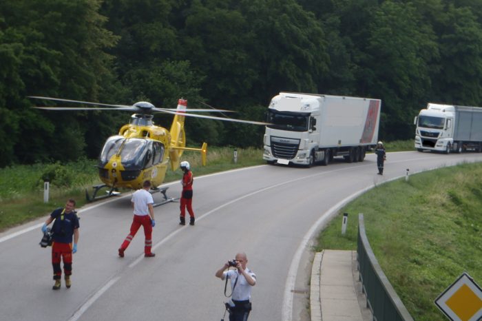 T2 Verkehrsunfall mit eingeklemmter Person