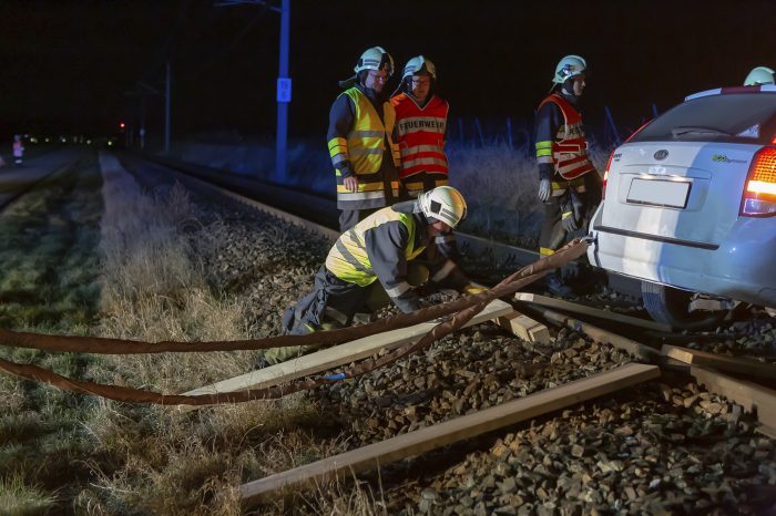 PKW auf Gleisanlage