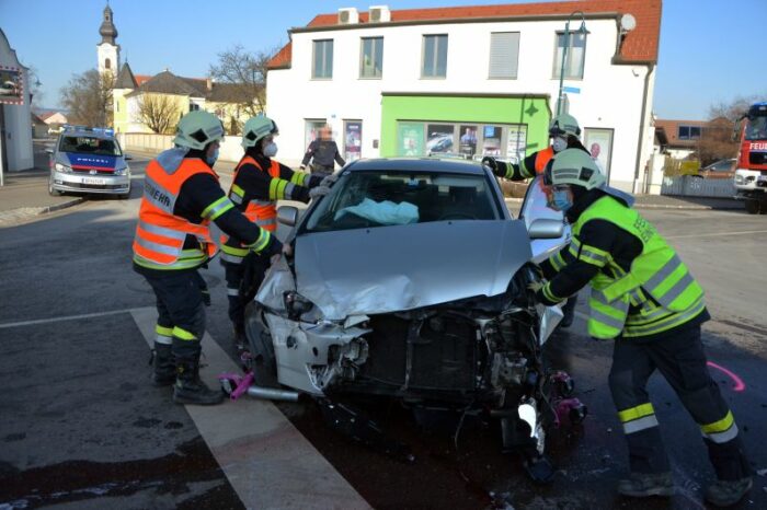 Verkehrsunfall auf der Rathauskreuzung Etsdorf