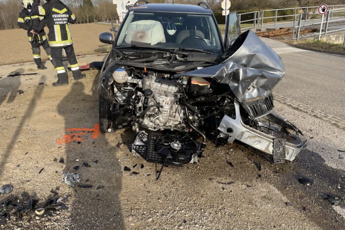 Verkehrsunfall PKW gegen Triebwagen der ÖBB in Gobelsburg