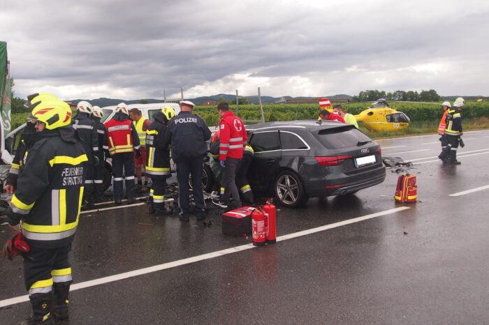 Verkehrsunfall B37 mit mehreren beteiligten Fahrzeugen